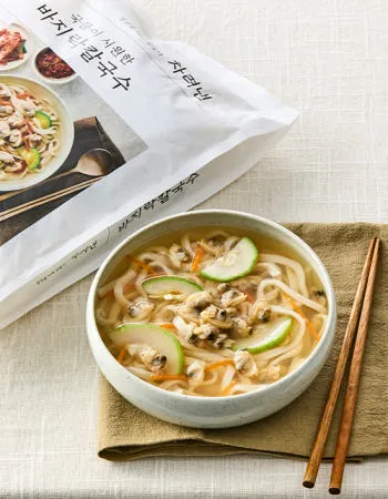 차려낸 국밀이 시원한 바지락 칼국수(4인분)
